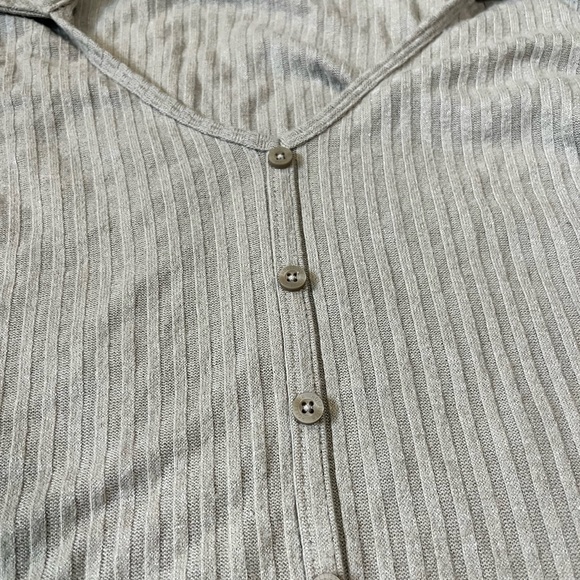 Hollister Cropped Long Sleeved Top - Picture 2 of 3